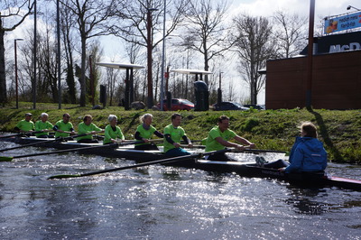 3-eerste-slagen-in-gedoopte-roeiboot-riet-28-03-2026 2